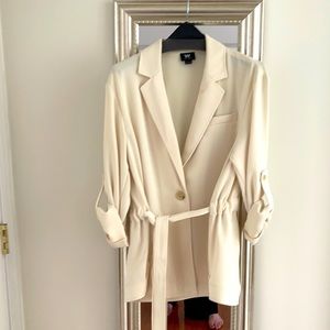 Beautiful soft drape crepe fabric. Lose fit